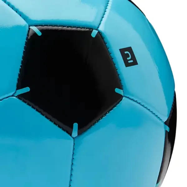 Ballon de football KIPSTA BLEU et NOIR arrière plan blanc