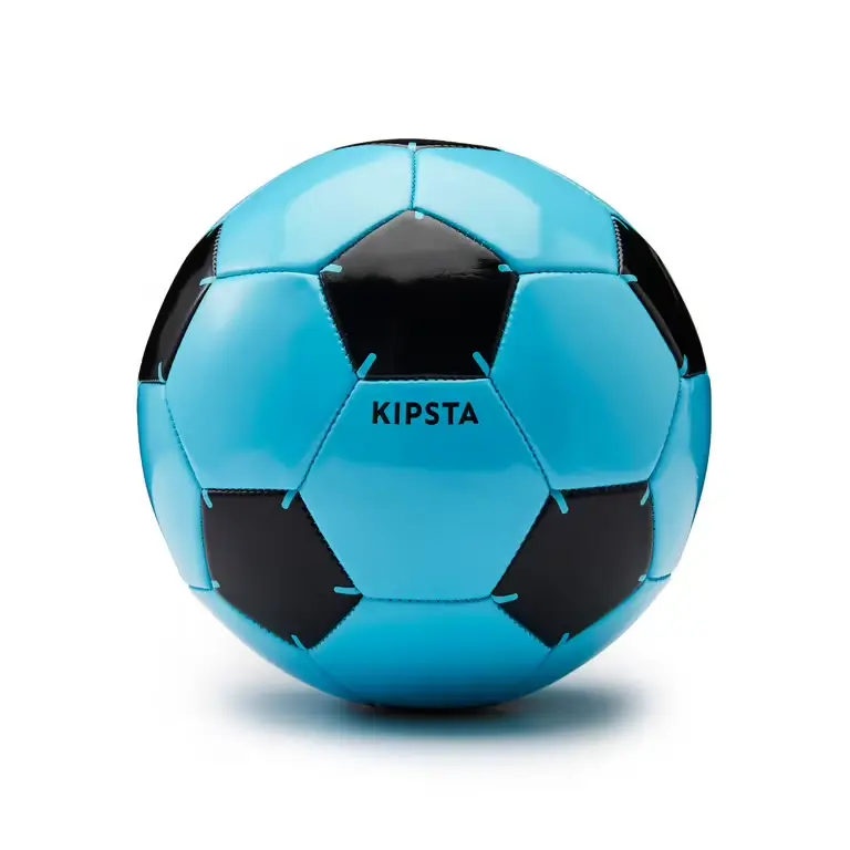 Ballon de football KIPSTA BLEU et NOIR arrière plan blanc